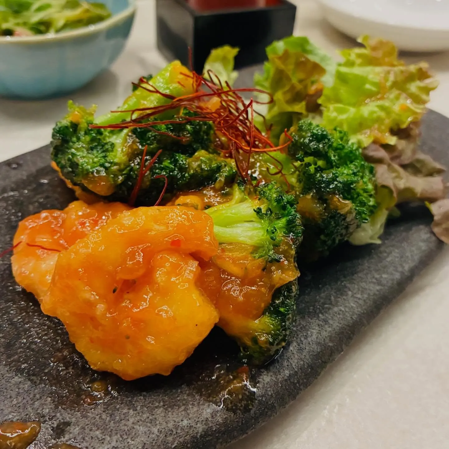 【海老とブロッコリーのチリソース】もも吉/吉祥寺/日本酒/も...