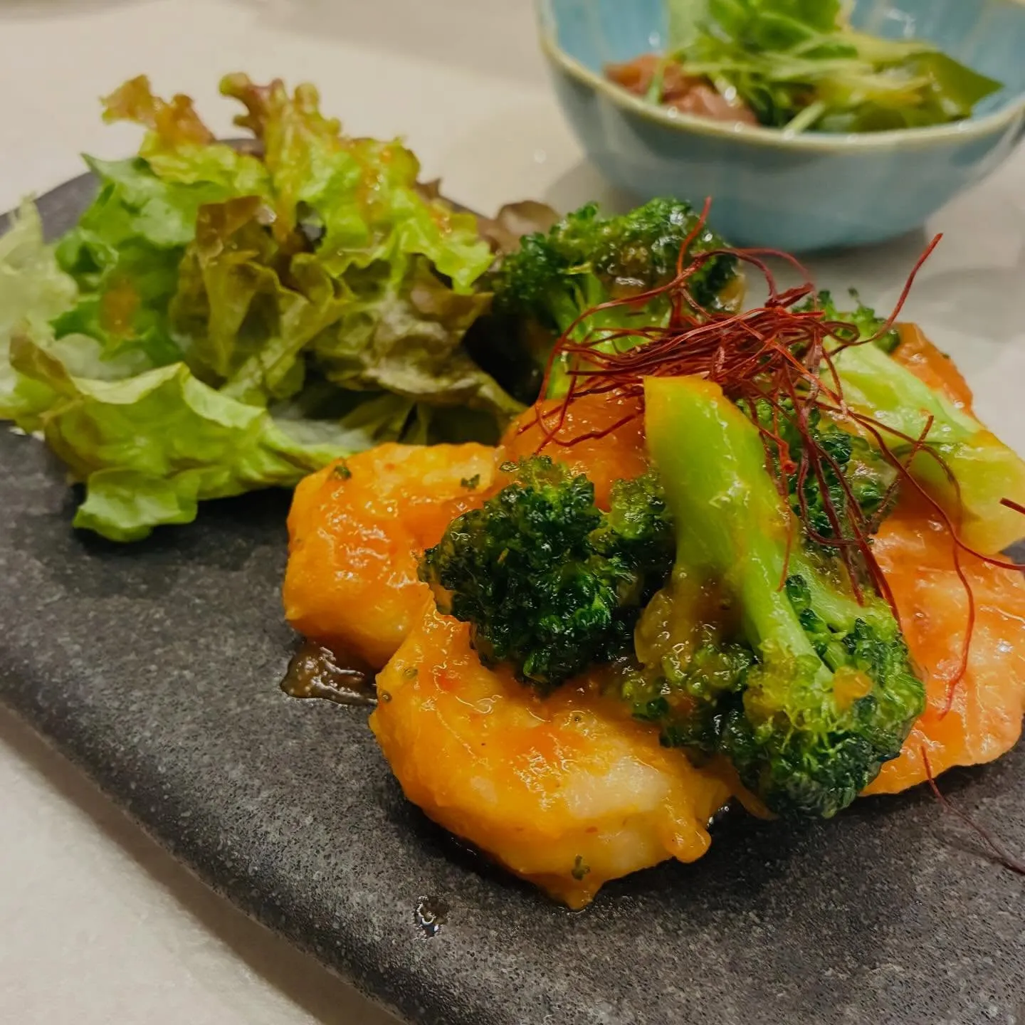 【海老とブロッコリーのチリソース】もも吉/吉祥寺/日本酒/も...